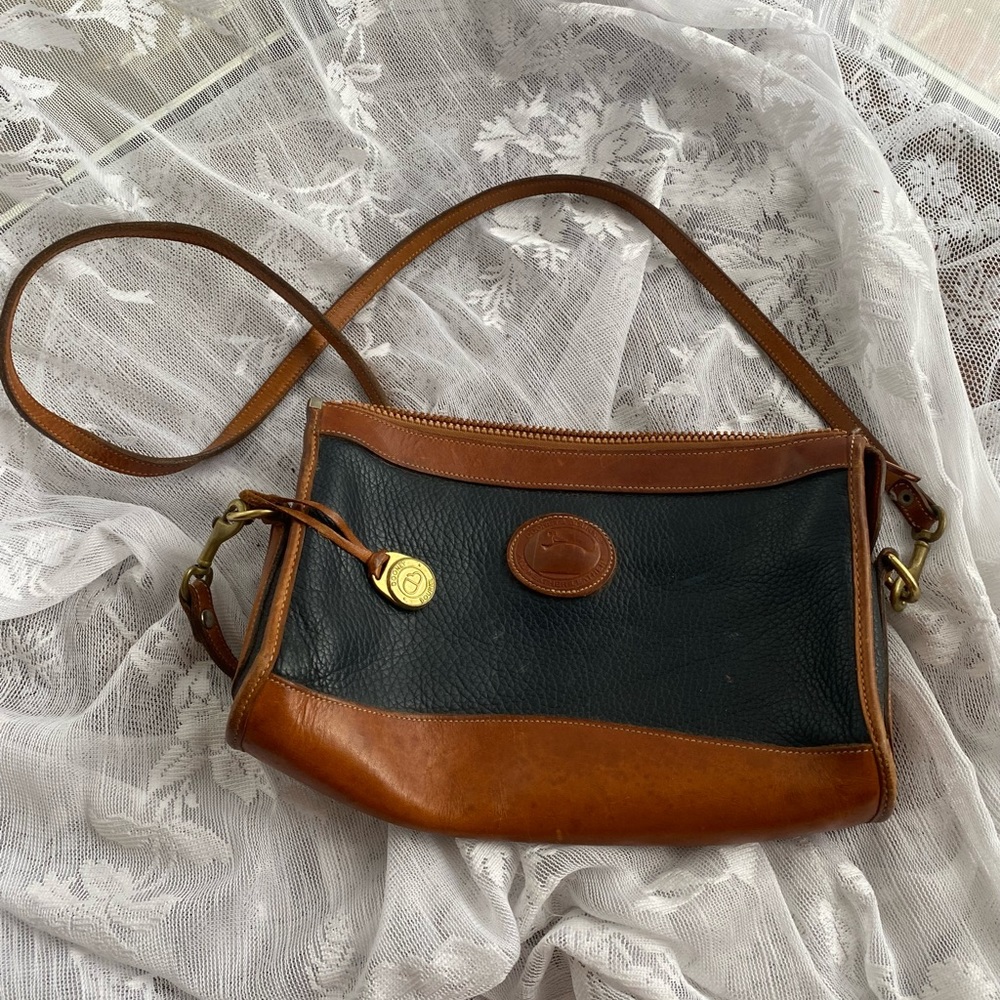 Vintage dooney & bourke navy leather crossbody purse